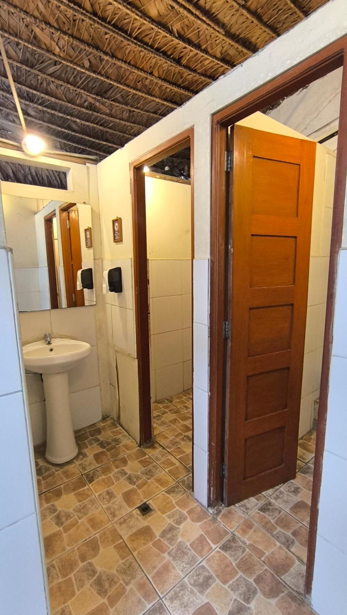 Flying Dog Hostel Iquitos Exterior photo
