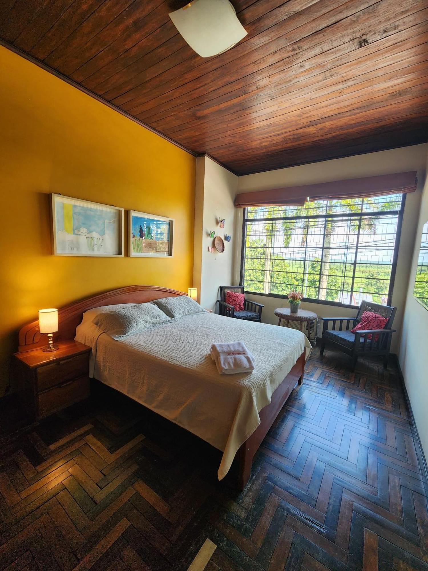 Flying Dog Hostel Iquitos Exterior photo