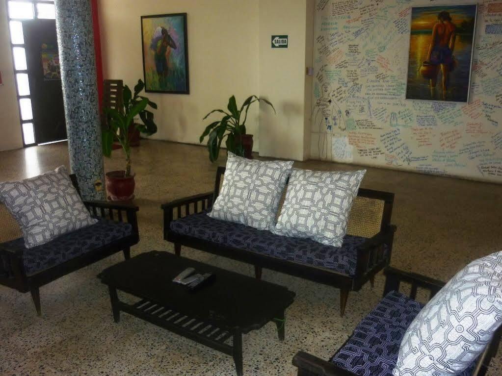 Flying Dog Hostel Iquitos Exterior photo