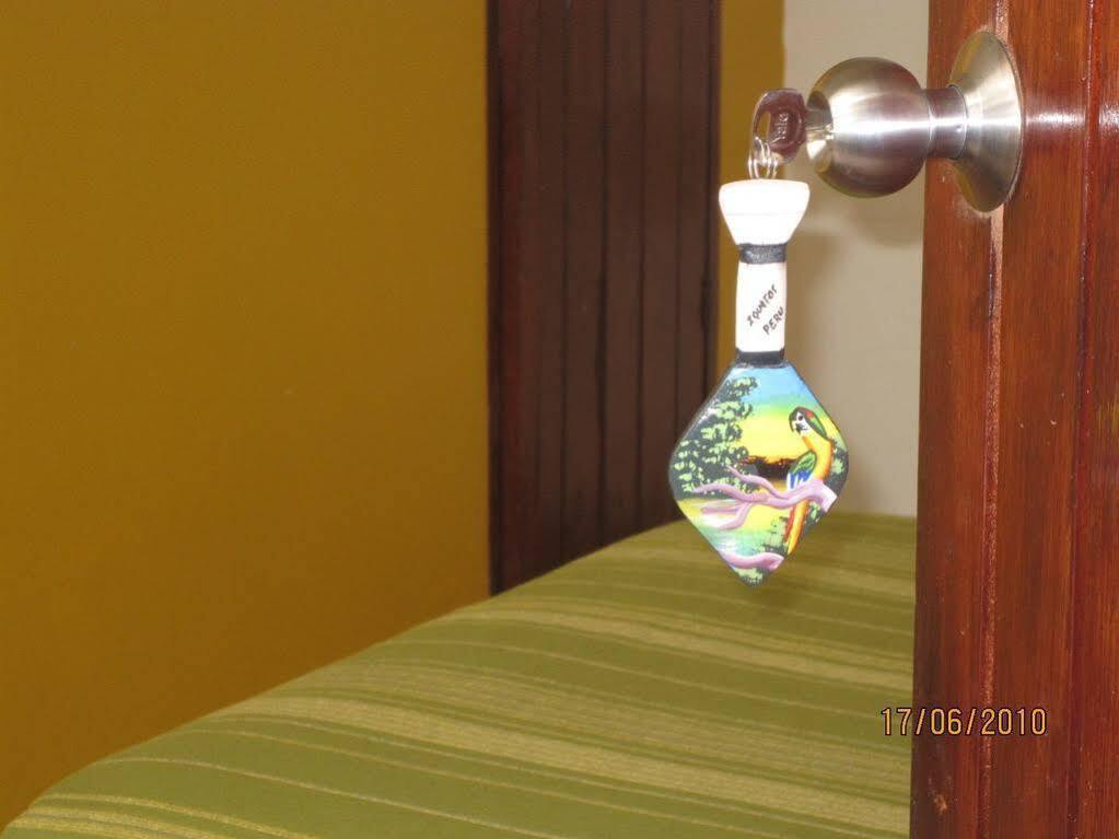 Flying Dog Hostel Iquitos Exterior photo