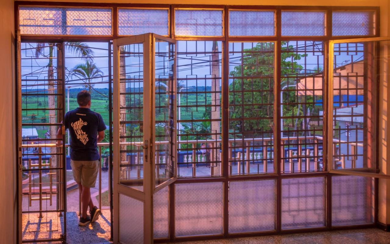 Flying Dog Hostel Iquitos Exterior photo